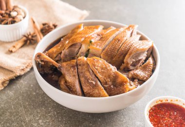 pot demlenmiş Ördek sosu ve ingradients ile