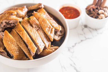 pot demlenmiş Ördek sosu ve ingradients ile