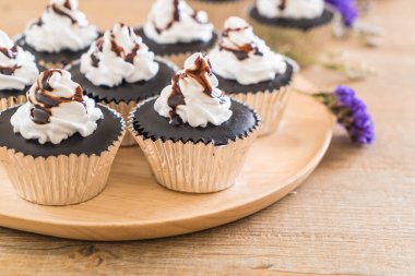 krem şanti ile çikolatalı kek