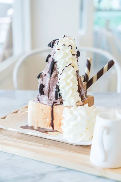 Chocolate hielo afeitado con pan — Foto de Stock