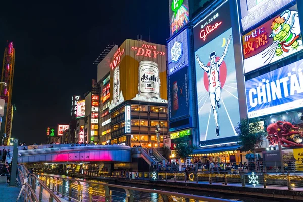 ОСАКА, Япония - 19 ноября 2016: Группа людей идет за покупками — стоковое фото