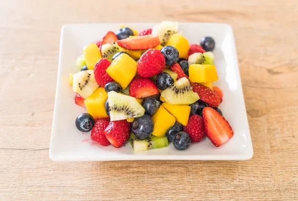 Frutas frescas mezcladas (fresa, frambuesa, arándano, kiwi, mang —  Fotos de Stock