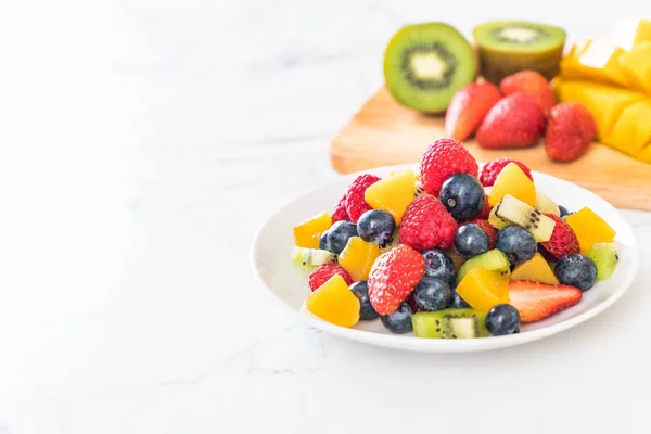 Mixed fresh fruits (strawberry, raspberry, blueberry, kiwi, mang — Stock Photo, Image