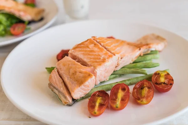 Bife de salmão grelhado — Fotografia de Stock