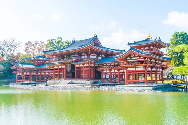 Güzel mimari Byodo içinde Kyoto tapınakta.