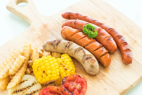 Grillwurst mit Gemüse und Pommes mischen — Stockfoto