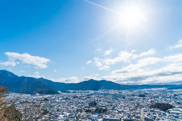 Kawaguchiko şehir manzarası ile kar 