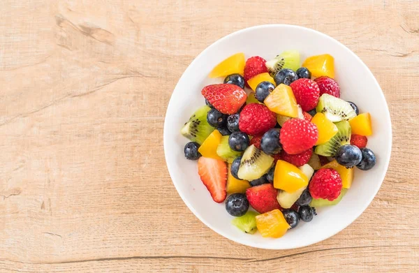 karışık taze meyve (çilek, ahududu, yaban mersini, kivi, mang