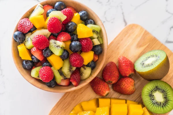 karışık taze meyve (çilek, ahududu, yaban mersini, kivi, mang