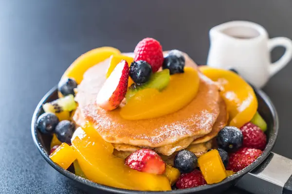 Panqueca com frutas de mistura — Fotografia de Stock