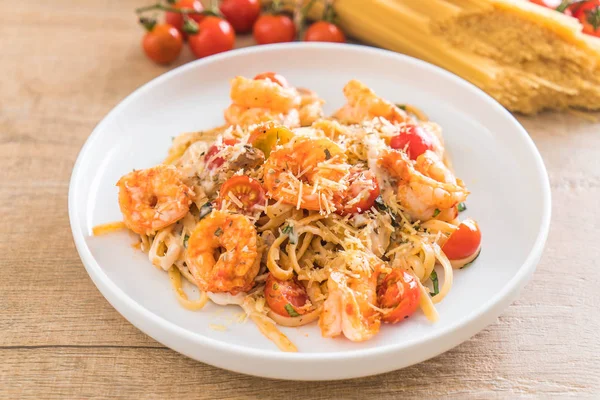 Spagetti karides, domates, fesleğen ve peynir ile 