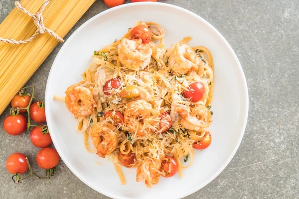 Spaghetti mit Garnelen, Tomaten, Basilikum und Käse — Stockfoto