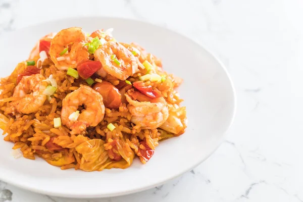 Kore baharatlı sos ve karides kızarmış pilav