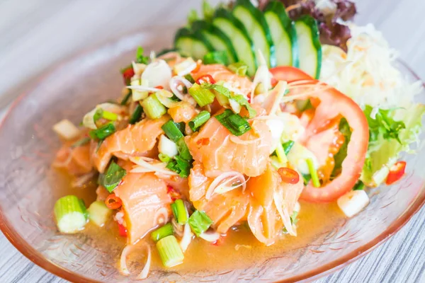 Baharatlı somon salata