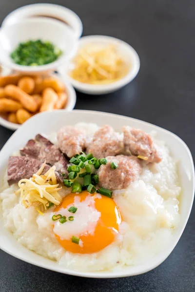 domuz eti ve yumurta ile pirinç lapası