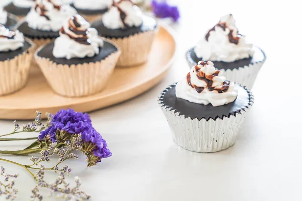 Pastel de taza de chocolate con crema batida — Foto de Stock