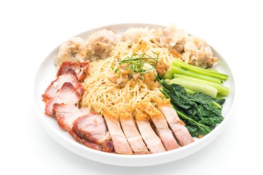 Yumurta noodle kırmızı kızarmış domuz, gevrek domuz eti ve köfte ile