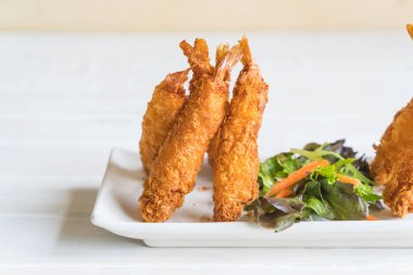  ahşap üzerine meyilli kızarmış karides