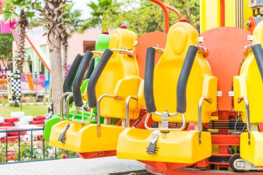 Renkli lunapark treni koltuk eğlence parkı 