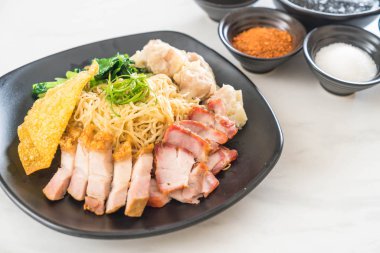 Yumurta noodle kırmızı kızarmış domuz, gevrek domuz eti, köfte ve çorba ile 