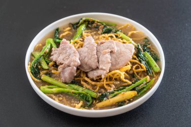 Çin brokoli ve domuz eti gevrek yumurta noodles