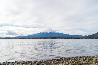 Japonya 'daki Kawaguchiko Gölü' nde Fuji Dağı..