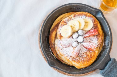 taze çilek yaban mersini ve muz ile gözleme 