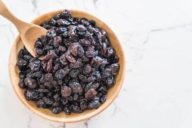 kabın içinde siyah kuru üzüm