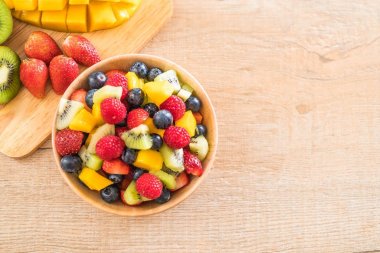 karışık taze meyve (çilek, ahududu, yaban mersini, kivi, mang