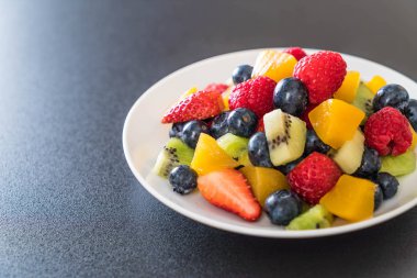 karışık taze meyve (çilek, ahududu, yaban mersini, kivi, mang