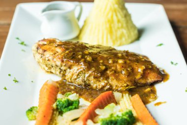 tavuk biftek patates püresi ile