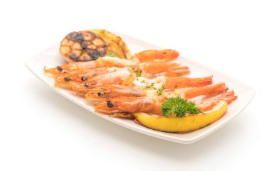 Sarımsaklı ve limonlu kızarmış karides.