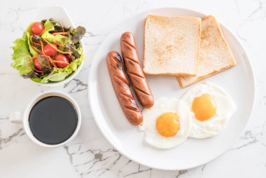 sosis ve ekmek ile kızarmış yumurta