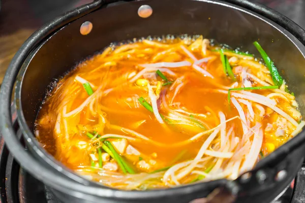 Nouilles coréennes dans une soupe épicée — Photo