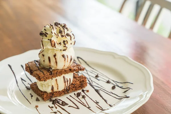 vanilyalı dondurma ile çikolatalı kek