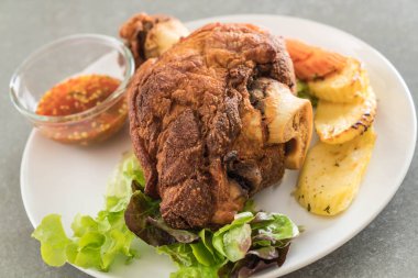 Gevrek domuz knuckle veya Alman domuz Hocks