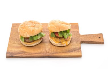 Ev yapımı taze lezzetli hamburger üzerinde beyaz backg izole Close-Up