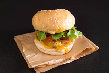 Ev yapımı taze lezzetli burger Close-Up 