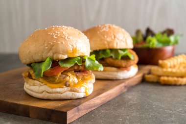 Ev yapımı taze lezzetli burger Close-Up 