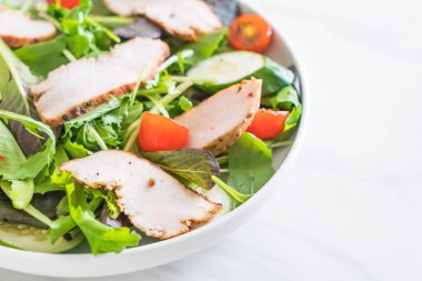 Karışık ızgara tavuk salatası