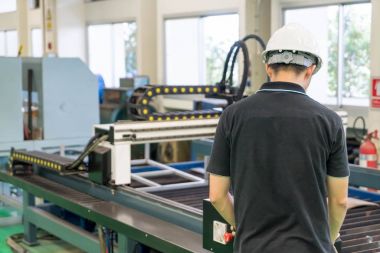 Elektrik mühendisi bir robot makine ile çalışma