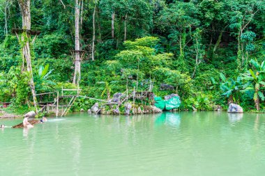 Vangvieng, Laos 13 Mayıs 2017: Turist Blue Lagoon tadını çıkarın
