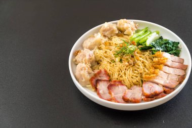 Yumurta noodle kırmızı kızarmış domuz, gevrek domuz eti, köfte ve çorba ile 