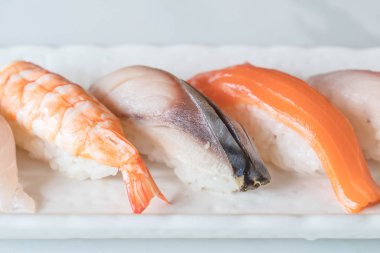 Ham ve taze nigiri suşi beyaz plaka 