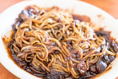 Kore (Jajangmyeon siyah soslu erişte)