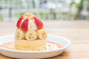 sıcak kek krem, çilek, muz ve tanımlama bilgisi ile harap 