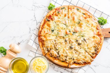  Ispanaklı ve mantarlı pizza