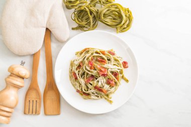 ıspanak fettuccini makarna pastırma ile