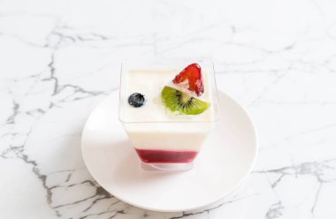 Çilek soslu Panna cotta