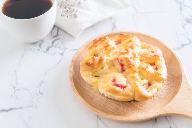 Yengeç sopa ekmek ile